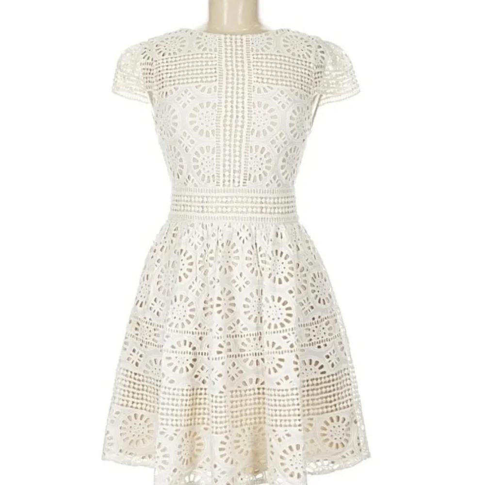 Alice+Olivia Imani Eyelet Lace Overlay Dress XS Like New Ivory Cream Bridal $495